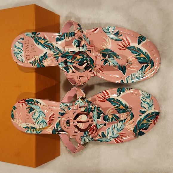 crown & ivy Shoes - Crown & Ivy "Wylie" Palm Print Thong  Sandal Size 6 NWT